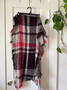 Express Cozy Plaid Fringe Wrap Poncho scarf in Gray, Black & Pink